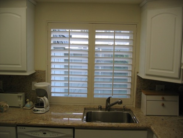 Poly vinyl over sink, never warps